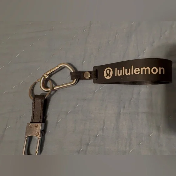 Lululemon athletica silicone blk/chrome keychain w/carabiner, barely used - Picture 7 of 7